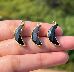 Connecteur demi-lune en onyx noir taillé sur mesure, plaqué or 18 carats, petits charmes en pierre précieuse en forme de croissant pour la fabrication de bijoux - Product Image 2