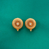 Boucles d'oreilles clous tendance en laiton antique avec placage or mat pour femmes, directement des meilleurs grossistes de bijoux d'Inde
