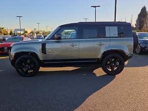 Impresionante Land Rover Defender 110 P400 X-Dynamic SE AWD Verde 2024 Usado con Techo Solar, Arranque Remoto, Asientos de Cuero y Llantas de Aleación R18 - Product Image 2
