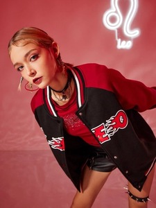 Veste universitaire personnalisée pour femmes grandes tailles avec logo, vestes Letterman en gros avec doublure en laine, tissu imprimé, style universitaire - Product Image 4
