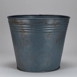 Maceta galvanizada hecha a mano con acabado rústico, perfecta para decoración de jardín de lujo y elegantes casas de temporada de vacaciones - Product Image 3