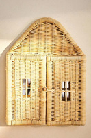 Miroir mural en rotin pour enfant en forme de maison. Peut être ouvert et fermé grâce à deux volets