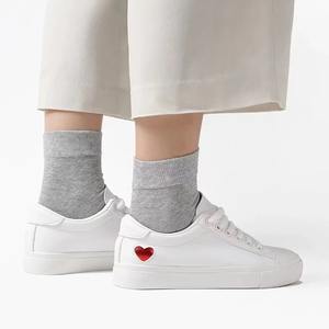 5 pares de calcetines de algodón de mujer de tubo medio de color sólido blanco y negro - Product Image 2