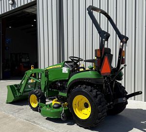 John pour Deere 2025R avec chargeur et godet à fixation rapide, 4x4, moteur diesel 25 CV, prise de force 540, attelage 3 points, tondeuse à montage moyen de 60 ", - Product Image 4
