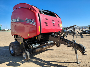 Presse à balles ronde Case IH RB465, mini-presse à balles de foin et de paille, machine compacte pour l'emballage de fourrage - Product Image 6