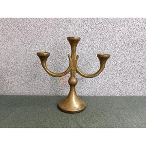 Chandelier en laiton plaqué or Bougeoir unique pour hôtel et station de vacances Bougeoirs de table à 3 bras faits à la main - Product Image 1