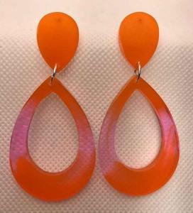 Boucles d'oreilles créoles torsadées en forme de C, style classique, fée, ange, couleur unie, résine transparente, écologiques, modelées à la main par Shaad Handicrafts - Product Image 1