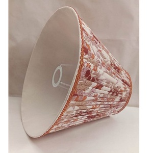 Pantallas de Lámpara de Tela de Algodón Ikat Roja y Blanca Hechas a Mano con Borlas y Encaje para Lámpara de Mesa o Escritorio, Anillo Superior E27 - Product Image 1