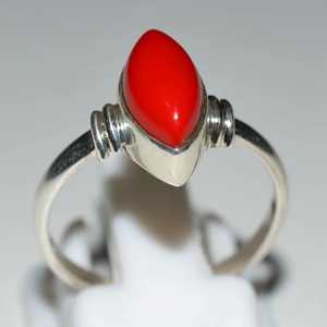 Anillo de Plata de Ley 925 con Coral, Hecho a Mano, Estilo Boho, con Incrustaciones de Piedras de Nacimiento de Noviembre, Regalo Perfecto para Ella en Cumpleaños o Aniversario - Product Image 1