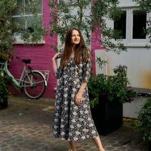 Robe Rajani imprimée à la main, longueur mi-mollet, bohème, florale, chocolat foncé, blanc, décontractée, occasionnelle, faite à la main - Product Image 1