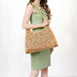 Bolso de Hombro de Cuero Genuino Hecho a Mano con Diseño Floral Bohemio Otoñal para Mujer, con Borla y Grabado a Mano - Product Image 3