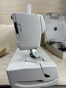 Modèle H-u-s-q-v-a-r-n-a V-i-k-i-n-g # Machine à broder et accessoires pour le 300e anniversaire, prêts à la vente - Product Image 2