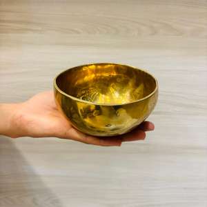 Cuenco tradicional del Himalaya de bronce hecho a mano inspirado en el Budismo para la curación de Chakras y la terapia de baño de sonido - Product Image 2