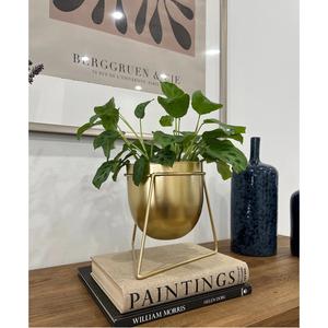 Macetas de hierro de estilo antiguo con soporte para decoración de granja o jardín rústico disponibles a precio mayorista - Product Image 1