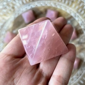 พีระมิดโรสควอตซ์ธรรมชาติสำหรับเรกิและกริดคริสตัล - Product Image 5