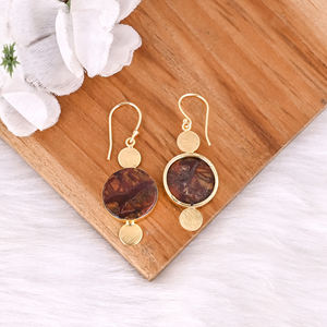 Pendientes Étnicos de Latón Chapados en Oro con Piedra de Jaspe Malinga, Joyería de Diseño Artesanal, Pendientes Colgantes de Latón de Alta Calidad - Product Image 4