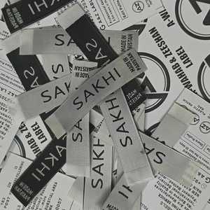 Étiquette de tissu de vêtement personnalisée 100 pièces 2x5cm extrémité/centre de pli Étiquette tissée de haute qualité pour vêtements Logo de marque estampage à chaud - Product Image 4