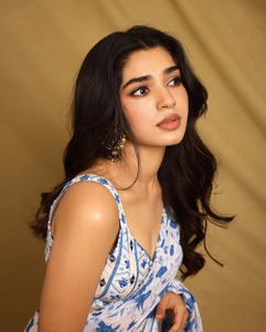 Sari de Georgette glamoroso más vendido con giro moderno y Sari de impresión digital con detalles de cristal impresionantes - Product Image 3