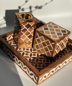 Ensemble de plateaux à bakhoor en incrustation d'os, pièce décorative, conçu pour les pièces élégantes, avec de magnifiques incrustations et des matériaux raffinés - Product Image 1