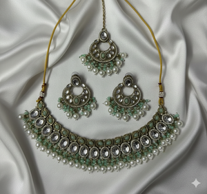 Parure de bijoux plaqué or avec zircon, design traditionnel et élégant, collier ras-du-cou simple et boucles d'oreilles pour femme - Product Image 1