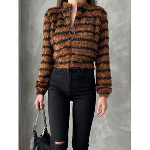 เสื้อโค้ทผู้หญิงลายทางมีซิปผ้าพลัฌ-สินค้าขายส่ง - Product Image 3