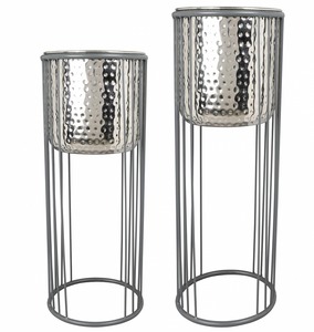 Las macetas de metal de alta calidad elevan su espacio con diseños de moda macetas colgantes para balcón sala de estar - Product Image 2