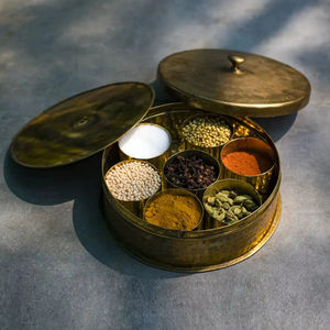 Caja de Especias de Latón de Diseño para Decoración de Cocina Moderna y Tradicional que Combina Elegancia con Almacenamiento Práctico - Product Image 1