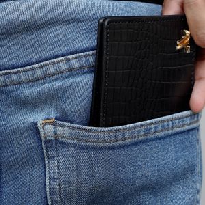 กระเป๋าสตางค์หนังแท้พรีเมียมแบบยูนิเซ็กซ์ ดีไซน์บางเฉียบ เป็นมิตรกับสิ่งแวดล้อม มีช่องใส่บัตรหลายช่อง สีน้ำตาล สไตล์ธุรกิจ เปิดปิดแบบสั้น - Product Image 2