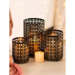 Portavelas votivo de metal tradicional con detalles elegantes, perfecto para interiores clásicos - Product Image 2