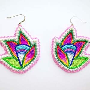 ต่างหูปักลายดอกไม้ลูกปัดห้อยต่องแต่ง - Product Image 1