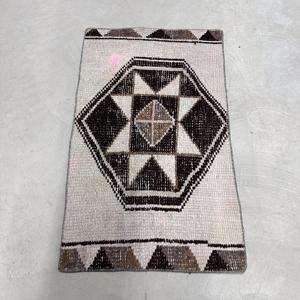 Alfombra Vintage de 1.9x3.1 pies, Alfombra Turca Pequeña, Alfombra Ikat Gris y Negra - Product Image 1
