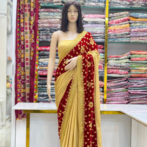 Sari de terciopelo puro con blusa de seda Malai con bordados elaborados, trabajo a mano y un borde elegante y rico para un estilo clásico y tradicional. - Product Image 1