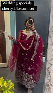 Diseñador de moda de lujo Boda y fiesta Look Bordado Trabajo con Dupatta Totalmente cosido Vestido largo Anarkali - Product Image 3