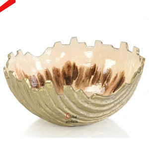 Cuenco para servir alimentos con diseño martillado de aluminio y metal con acabado dorado de aspecto clásico para restaurante y bar de hotel - Product Image 3