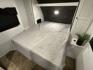 Caravane de voyage Trail Runner pour 6 personnes, design moderne en aluminium, couleur noire, camping-car confortable avec auvent et éclairage LED bleu - Product Image 4
