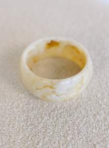 Bracelet élégant en résine crème de luxe, design lisse, accessoire de poignet chic, bijoux de déclaration à la mode, bracelet élégant pour femme - Product Image 6