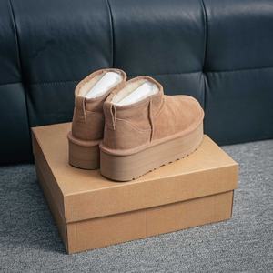 Bottes d'hiver imperméables classiques pour femmes, design élégant, doublure en peau de mouton, semelle en caoutchouc confortable, bottes plates pour la neige - Product Image 2