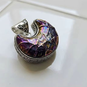 Pendentif en mosaïque de lune croissante bohème en argent sterling, incrustation artisanale en forme de lune irisée violette - Product Image 5