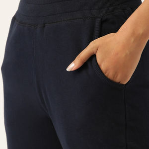 ชุด2ชิ้นแบบลำลองสำหรับผู้หญิงชุดวอร์มเสื้อครอปและกางเกงวอร์มผ้าฟลีซสีพื้นโลโก้ตามสั่ง - Product Image 4