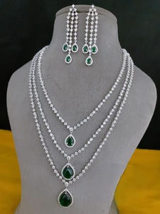 Conjunto de collar de tres capas de diamantes de circón de moda de diseñador con pendientes acabado plateado con aspecto de piedra AD para boda para mujer - Product Image 4