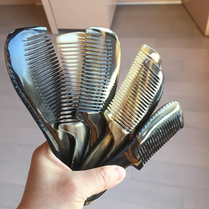 Peine para el Cabello Hecho a Mano y Grabado a Mano de The Craft Exim para el Cuidado Diario y un Cabello Suave - Product Image 1