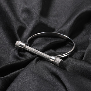 Brazalete de tornillo CZ completo, diseño audaz en forma de D, pulsera con piedras y motivo de tornillo, joyería unisex para vendedores en línea, venta al por mayor a granel - Product Image 1