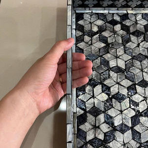 Plateau décoratif de luxe en incrustation de nacre fait à la main avec motif de plateau d'accent en noir, blanc et gris - Product Image 4