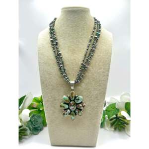 Collier Betty Tom Royston en turquoise et diamants, motif floral en or blanc, sertissage clos, placage rhodium, incrustation de topaze taille princesse - Product Image 3