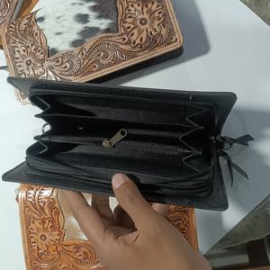 Sac à bandoulière en cuir de fourrure de style bohème occidental de grande capacité personnalisé en vente en gros usiné à la main avec décoration à pompons saison d'automne - Product Image 2