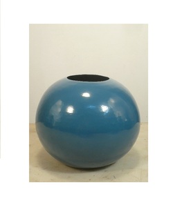 Vase à fleurs décoratif de concepteur de fer de bleu royal pour la décoration à la maison - Product Image 1