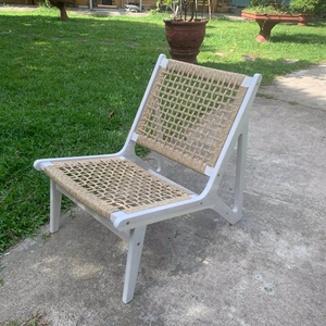 Elegante Silla de Madera de Acacia para Exteriores con Diseño Minimalista, Construcción Ecológica y Duradera para Uso en Hoteles y Villas - Product Image 1