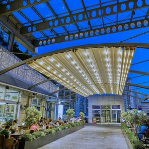 Pergola rétractable en aluminium avec toit coulissant pour l'ombrage du soleil, grande taille commerciale, pour restaurants, boutiques, cafés, pubs, bars - Product Image 1