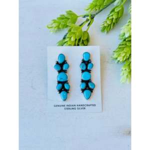 Pendientes Colgantes de Plata de Ley y Turquesa Kingman de Sheila Becenti, Diseño Geométrico en Racimo - Product Image 1
