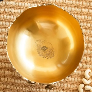 Frutero Decorativo de Latón Hecho a Mano de 7.8 Pulgadas con Diseño Floral en Relieve, Apto para Microondas, para Uso en Fiestas en el Hogar, para Frutos Secos - Product Image 4